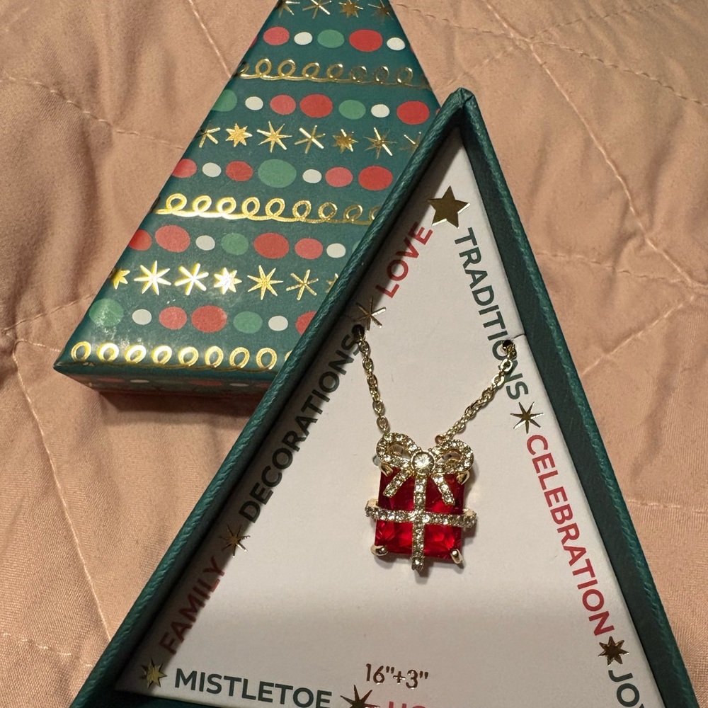 X SOLD X True to form Christmas present red pendant holiday necklace NIB - Picture 4 of 5